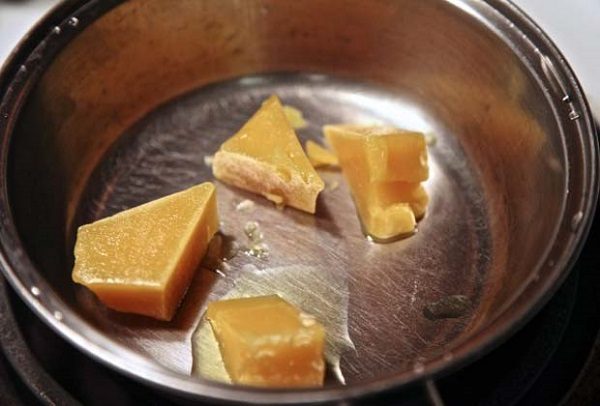  Melting beeswax