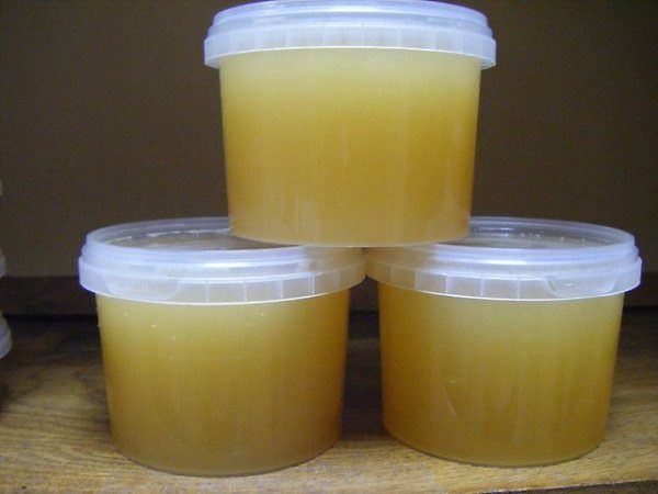  Miel en recipientes de plástico.