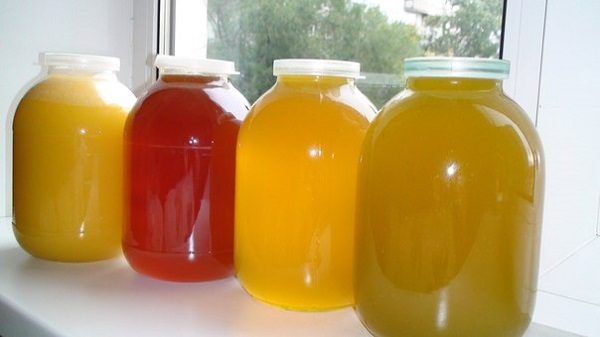  Homemade chernoklenovy honey, packaged in banks