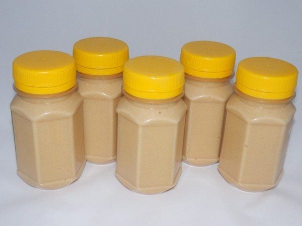  Miel de Acura envasada en tarros.
