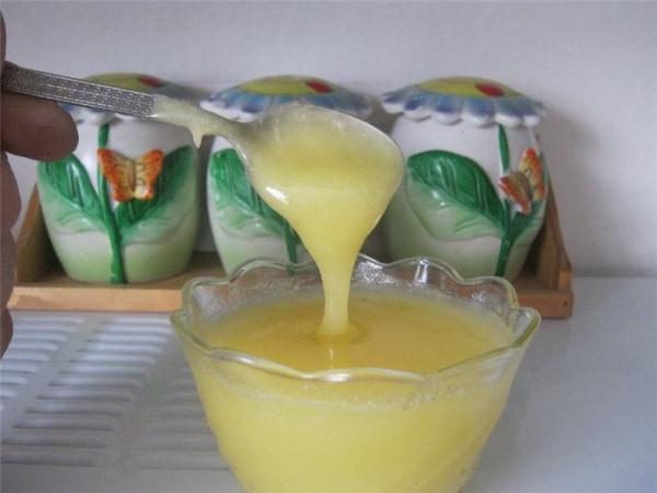  Boiled honey in a bowl