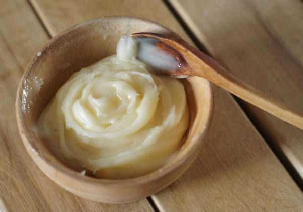  White honey in a clay plate