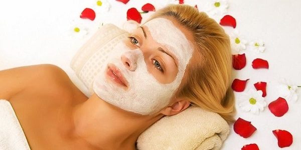  Whitening mask with honey on the face