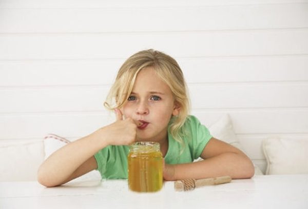  Niña comiendo miel