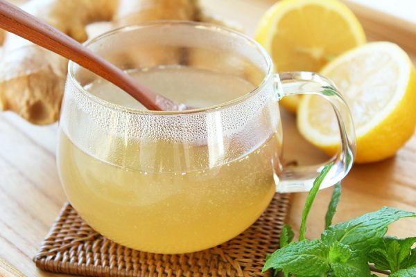  Acqua calda con miele e limone per il raffreddore.