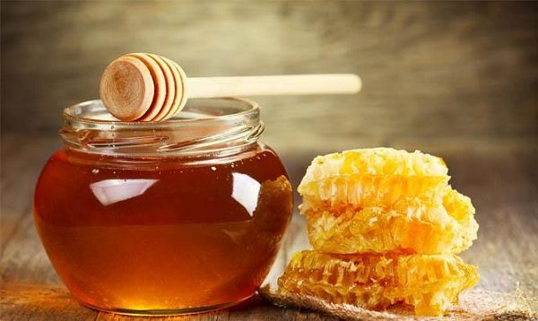  Fresh natural honey with honeycombs