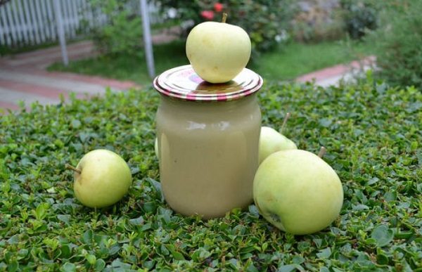  Jam from apples White pouring
