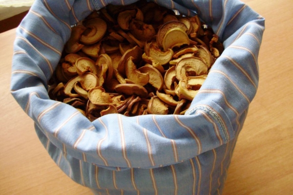  Dense apples are good for storing dried apples.