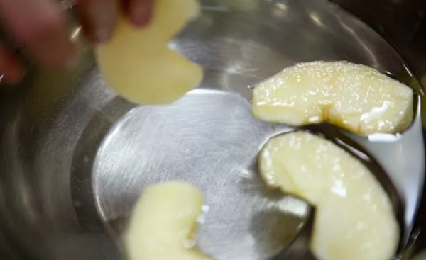  Preparation of apples for freezing in syrup