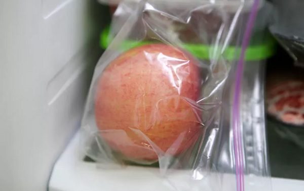  Frozen apples whole