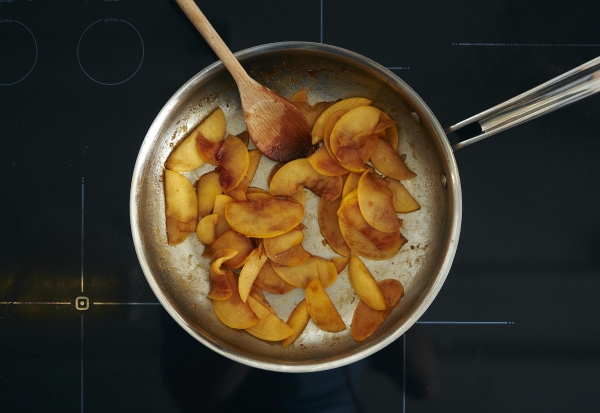  For caramelization of apples will need sugar, butter and spices.