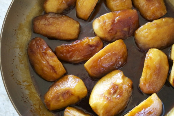  For piquancy, you can caramelize apples with brandy