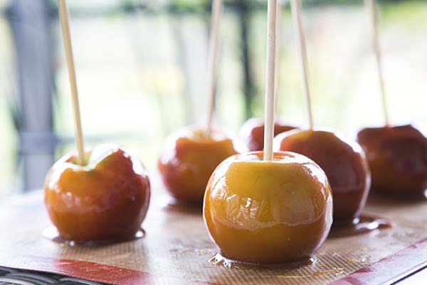  You can caramelize both a whole apple and its slices.