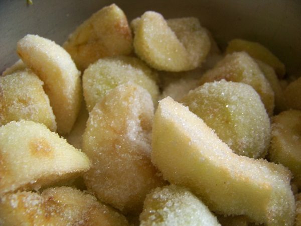  Apples in sugar for freezing
