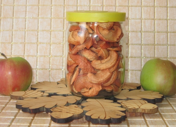  Dried apples contain vitamins, macro-and micronutrients that are beneficial to humans.