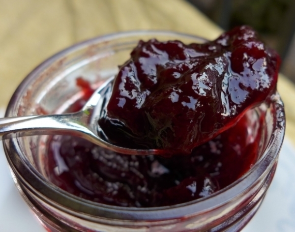  You can make jam, jam, juice or wine, compote and tea from the berries of the thorn.