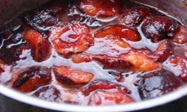  Immergere le prugne nello sciroppo di miele