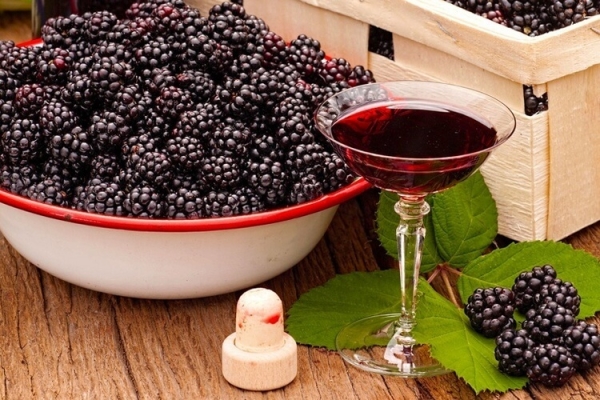  Las moras son una excelente materia prima para hacer licores, el producto tendrá un increíble color profundo, brillante aroma y sabor a bayas frescas.