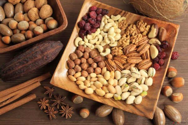  Diferite tipuri de fructe cu coajă lemnoasă pe un platou, gata să mănânce
