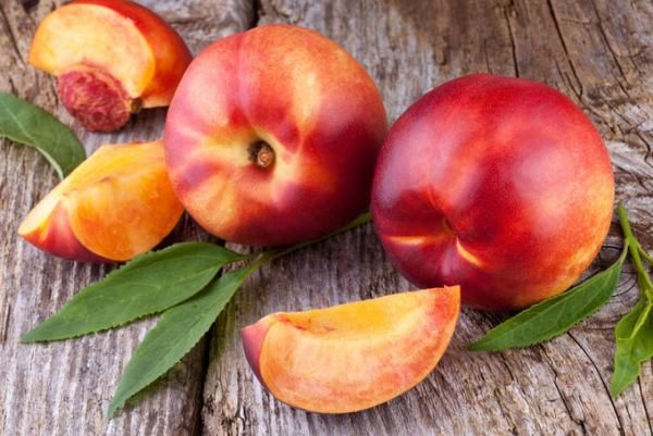  La nectarina es un producto más dietético que el melocotón, aunque es más dulce.