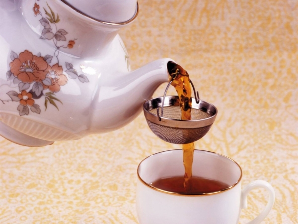 Tè con fiori di biancospino preparati al nero, prendere un bicchiere o un bollitore di porcellana, pre-scottato con acqua bollente