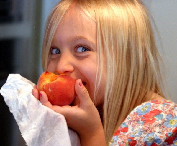  Los duraznos son buenos para dar a los niños enfermos que a menudo se resfrían