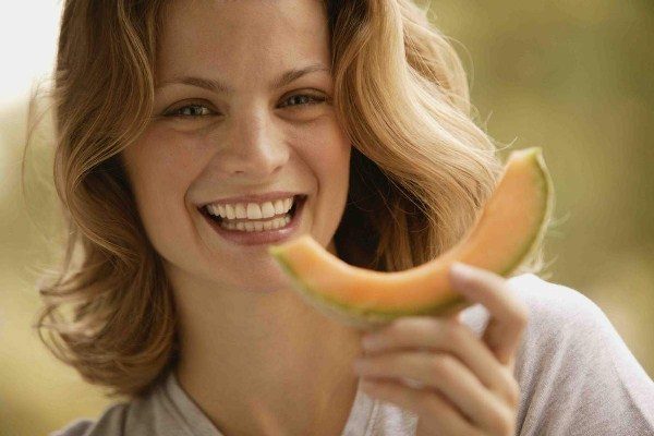  Un melone per una donna incinta è un intero assortimento di sostanze utili per lei e il suo futuro corpo del bambino.