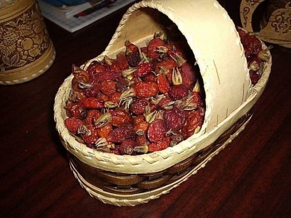  Dried rose hips in the basket