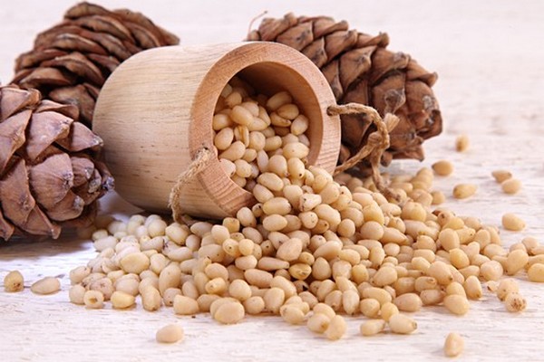  Pine cones and pine nuts