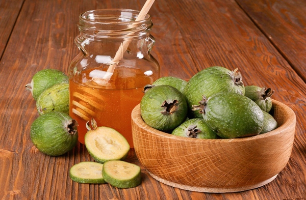  From feijoa prepare jams, compotes, fray with sugar and honey, make jelly