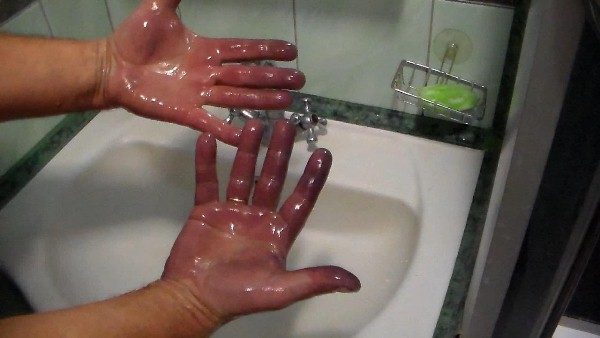  Spălați-vă mâinile de pe plăcile din nuci va ajuta citric, acetic, struguri sau alte acizi