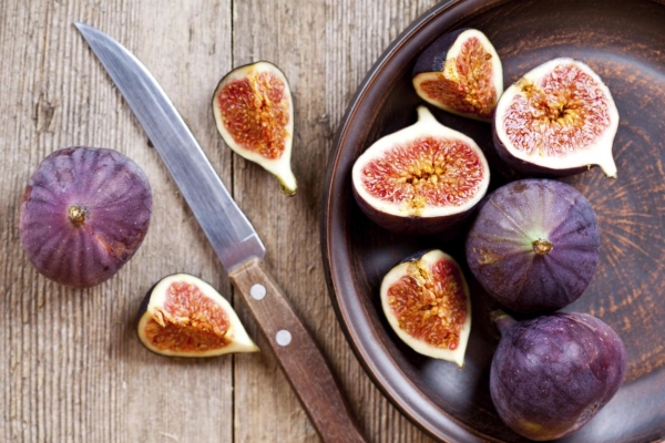 I fichi devono essere freschi e ben maturi, se i fichi hanno un odore acido, non è necessario mangiarli - il frutto è rovinato