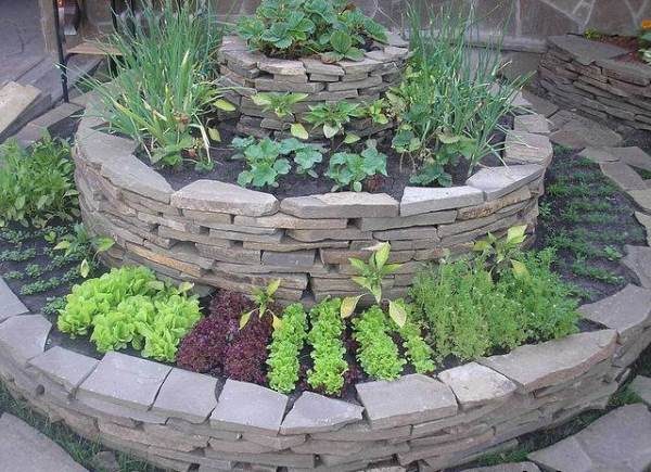  Multi-level garden bed made of round stone