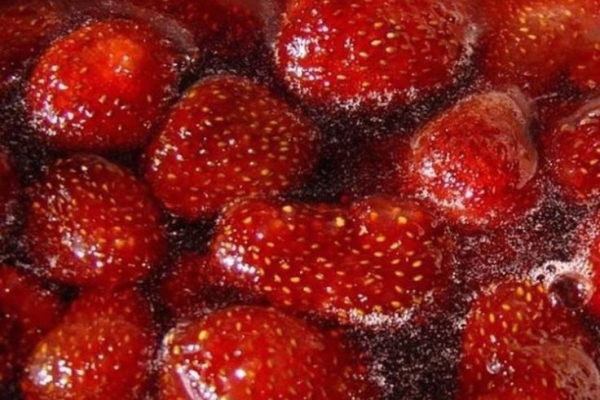  Strawberries are made from jam and jams, used to decorate dishes.