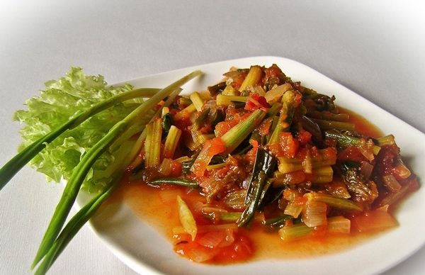 Braised wild garlic in tomato sauce