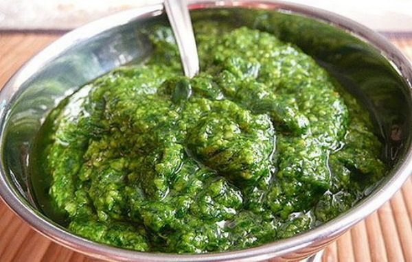 Crushed leaves of wild garlic will help cope with colds and runny nose