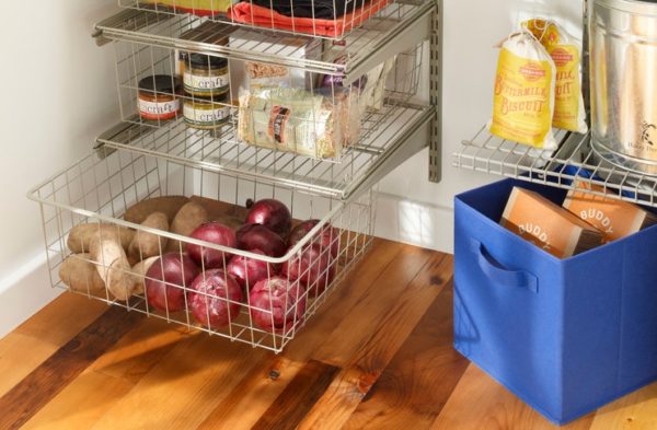  Storage of onions in the apartment