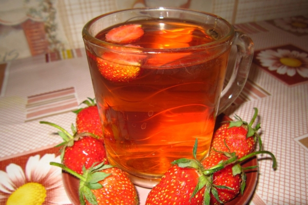  The leaves and berries of strawberries are used in traditional medicine in the form of decoction, tea, infusion