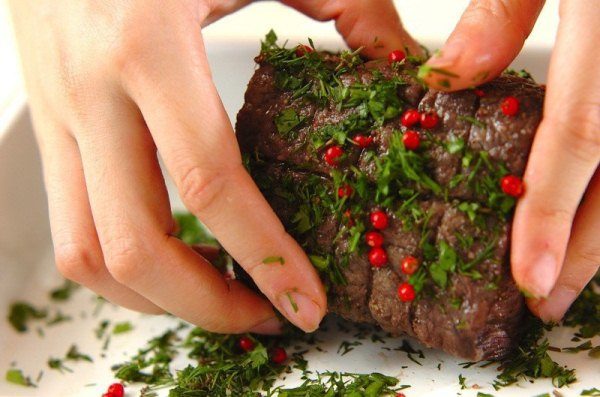  Il pepe rosa viene utilizzato per esaltare il gusto di carne, pollame e piatti a base di pesce