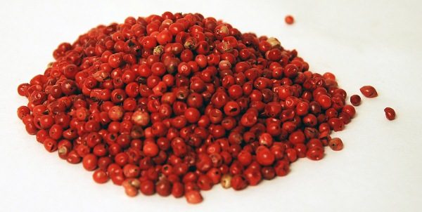  I frutti di pepe rosa sono micro, macronutrienti e ricchi di vitamine.