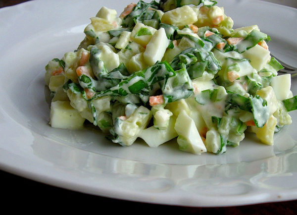  Salad of wild garlic, eggs and ham