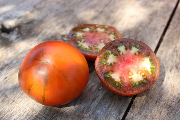  Frutas e carne têm um tom incomum, seu peso é de cerca de 200 gramas