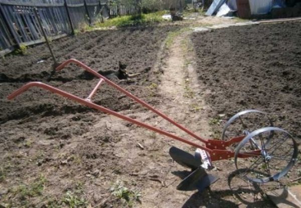  Cultivator for weeding on wheels with two knives