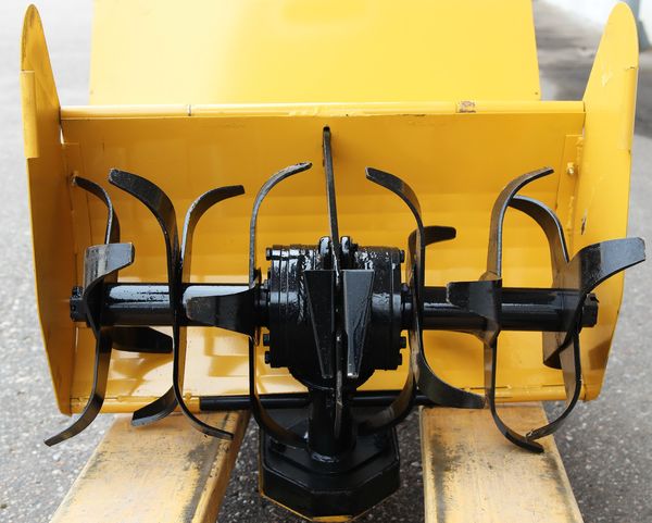  Difference of the motor-block from a cultivator - in the last the cultivating mill is used