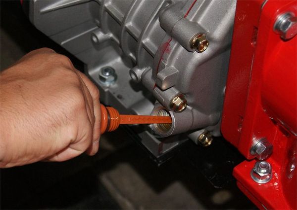  Before starting the tiller it is necessary to check the level of oil and fuel
