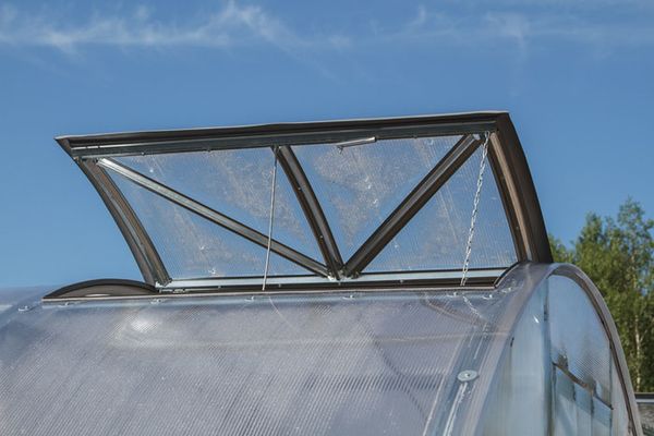 Polycarbonat ist gut durchlässig und ist eine häufige Wahl für Sommerbewohner