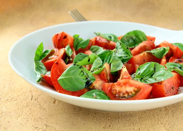  Calorias 100 gramas de manjericão fresco - apenas 23 kcal