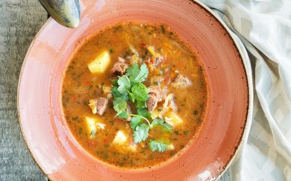  Cilantro este potrivit pentru supe, mâncăruri principale, salate