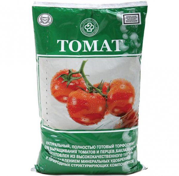  Para desembarcar y recoger plántulas, es mejor usar tierra preparada para los tomates.