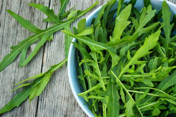  Folhas de rúcula são ricas em vitaminas.